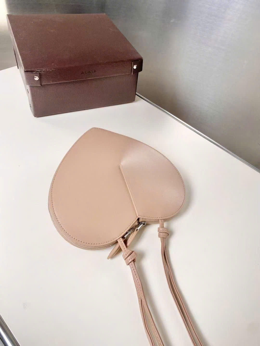 Alaïa Le Coeur Leather Crossbody Bag - Image 5