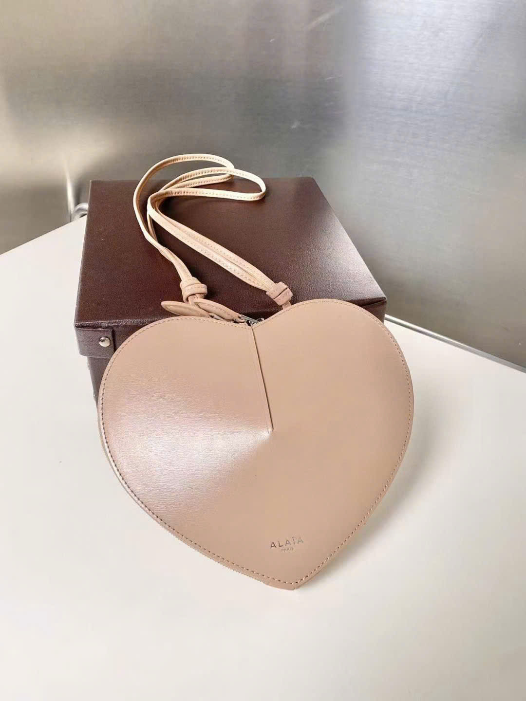 Alaïa Le Coeur Leather Crossbody Bag - Image 6