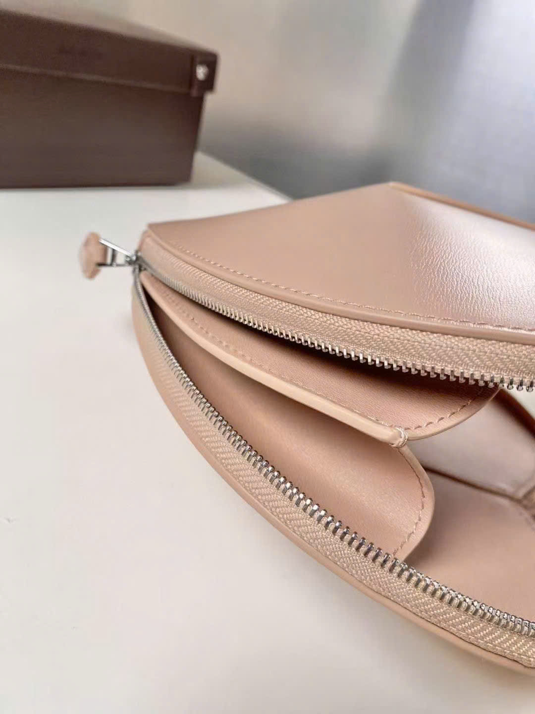 Alaïa Le Coeur Leather Crossbody Bag - Image 7