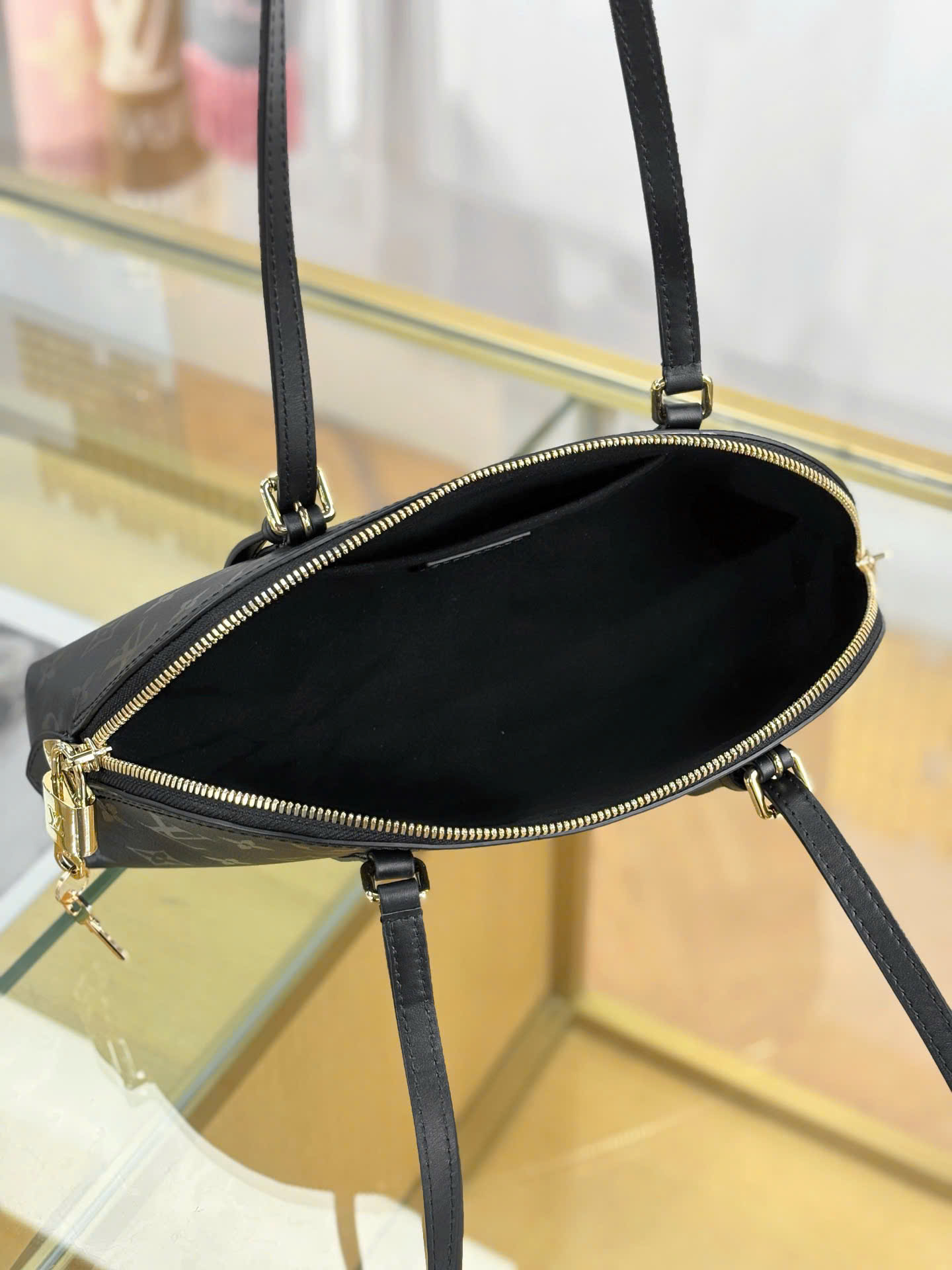 Louis Vuitton Squire East-West Monogram Bags 29cm - Image 5
