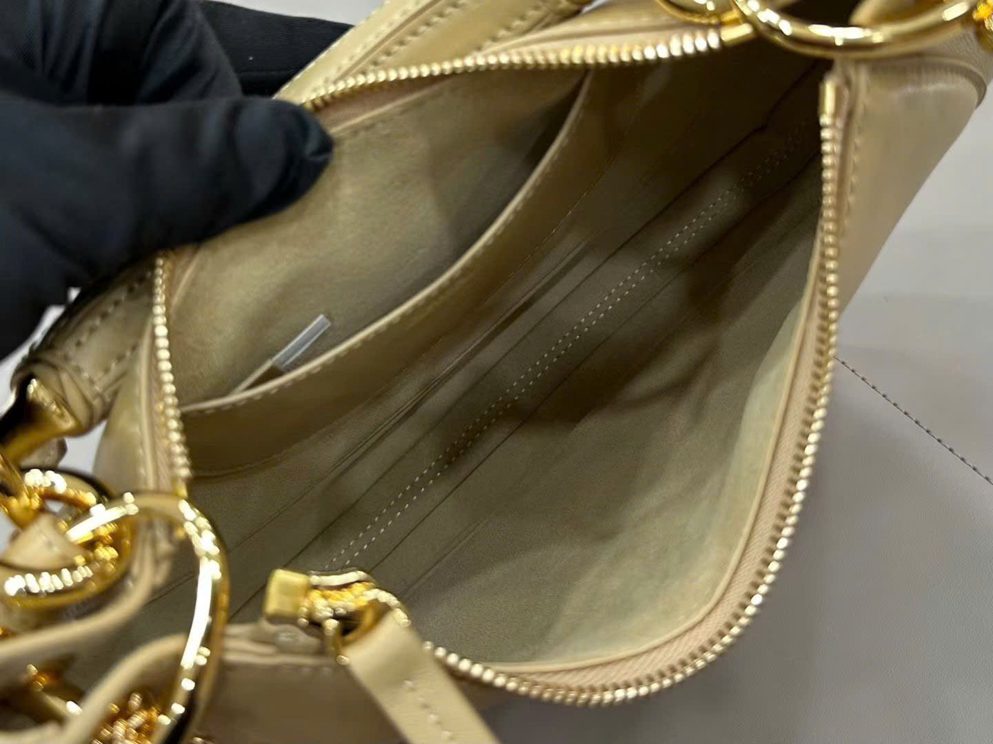 Chloé Banana Zipped Hobo Bag 31cm - Image 3