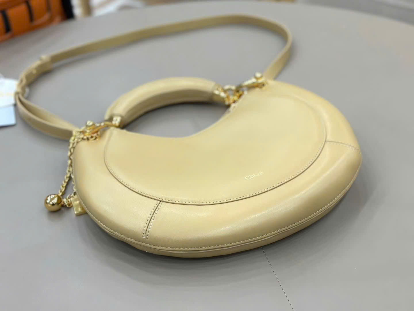 Chloé Banana Zipped Hobo Bag 31cm - Image 6