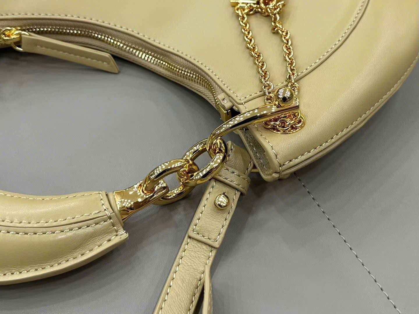 Chloé Banana Zipped Hobo Bag 31cm - Image 7