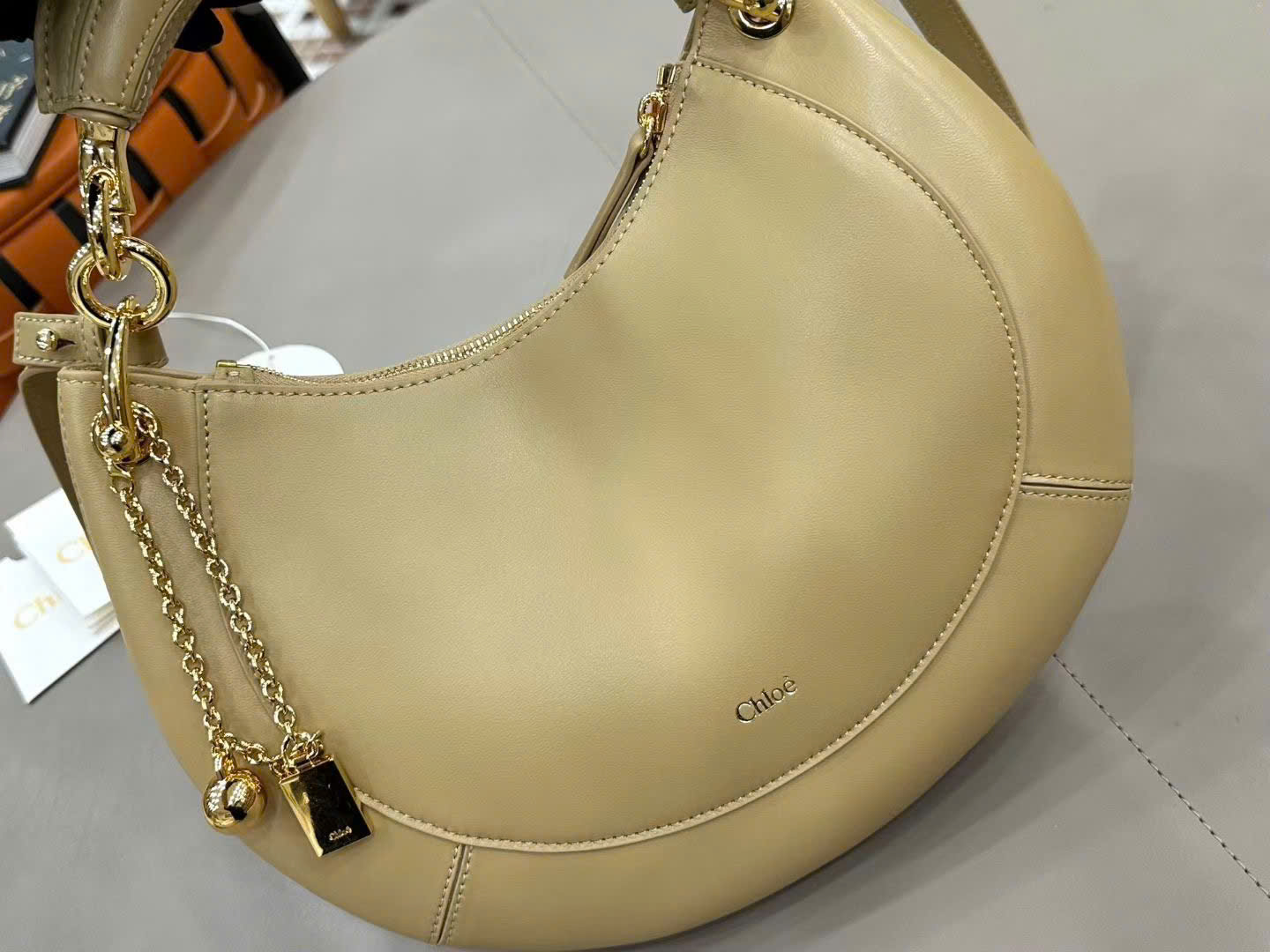 Chloé Banana Zipped Hobo Bag 31cm - Image 9