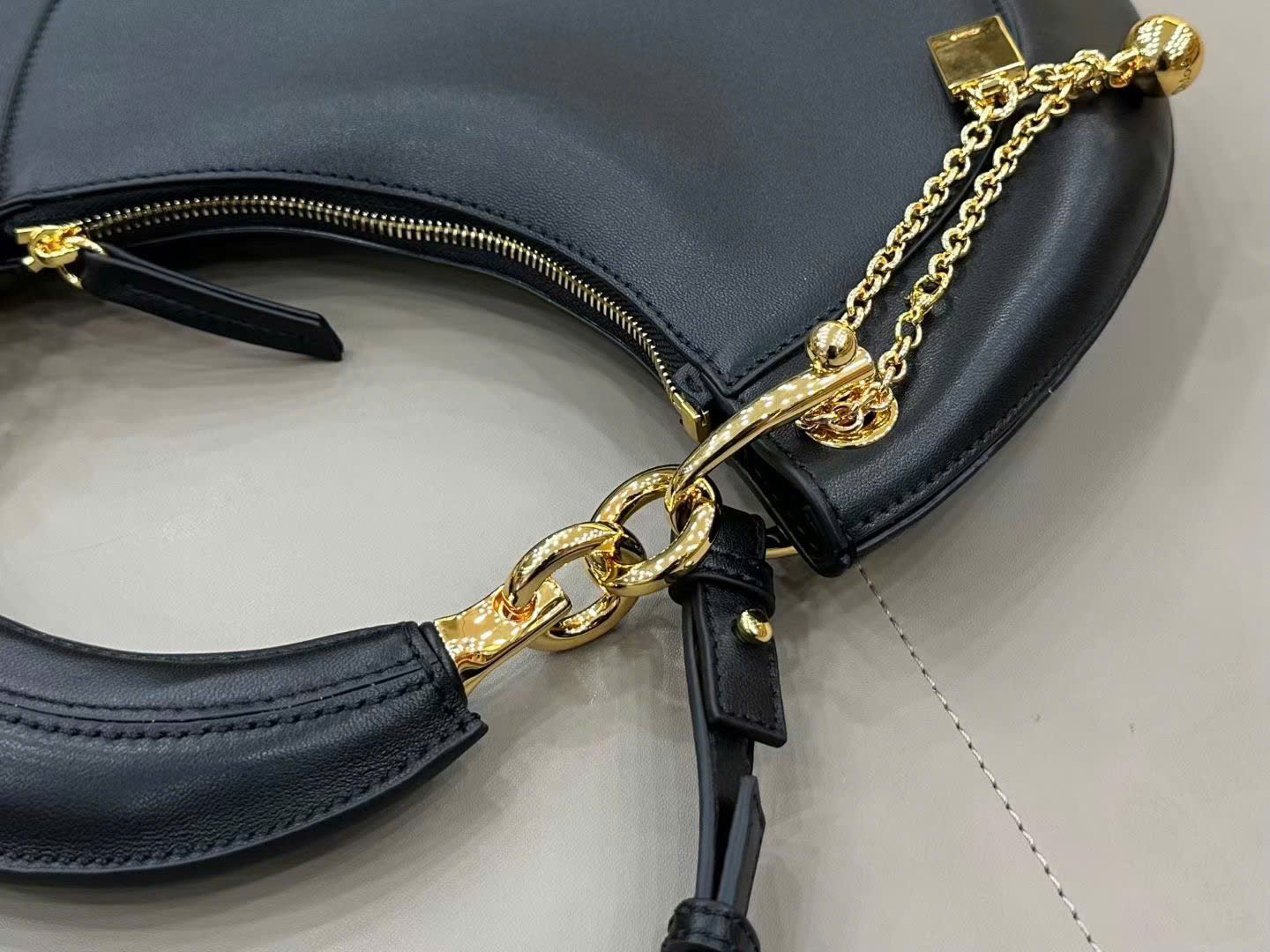 Chloé Banana Zipped Hobo Bag 31cm - Image 7
