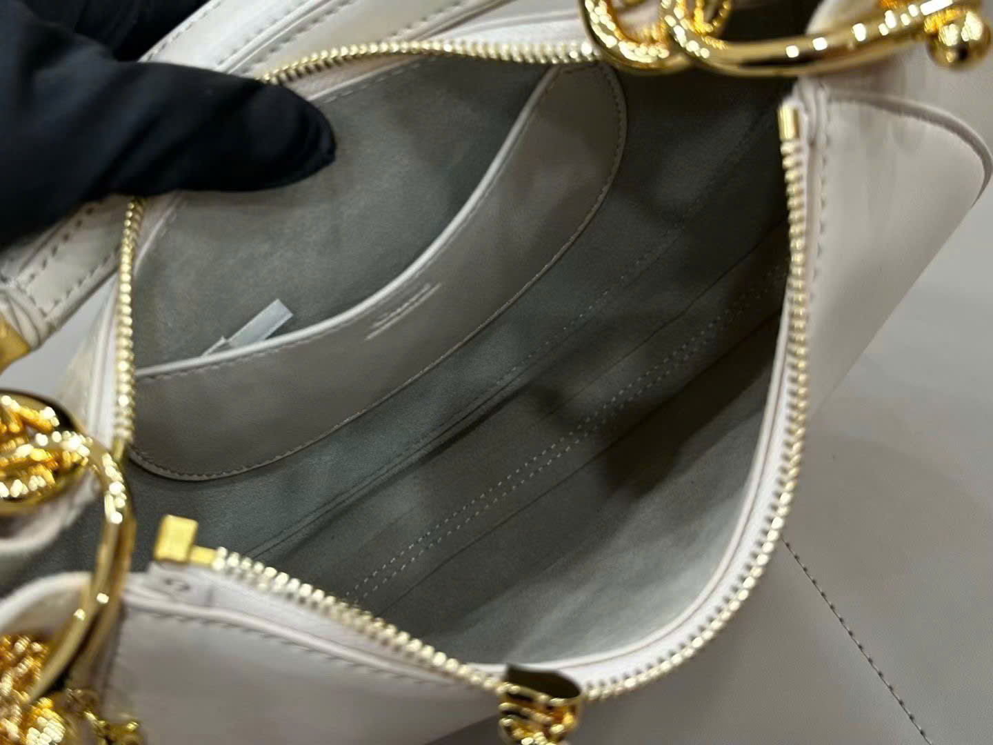 Chloé Banana Zipped Hobo Bag 31cm - Image 3