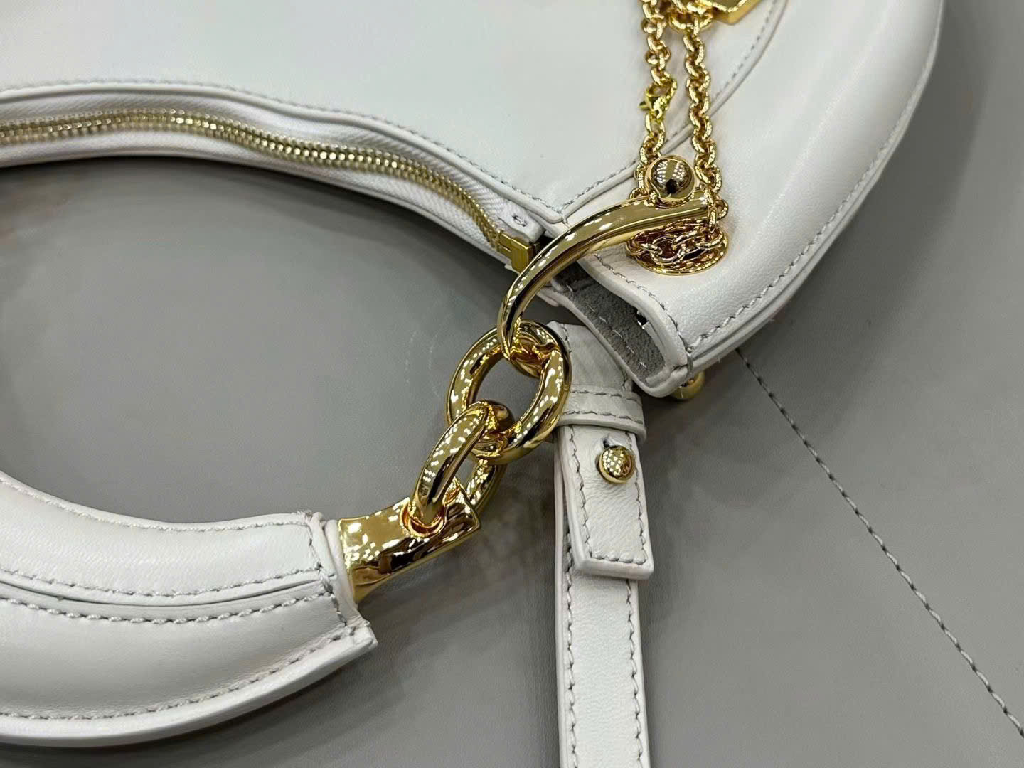 Chloé Banana Zipped Hobo Bag 31cm - Image 7