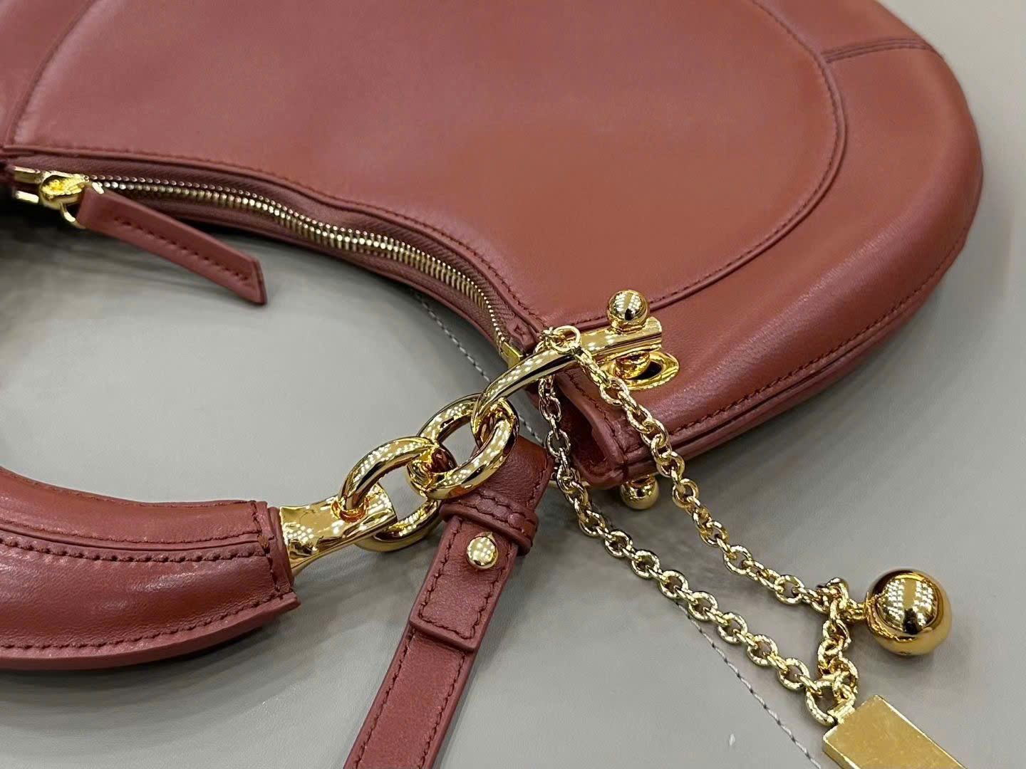 Chloé Banana Zipped Hobo Bag 31cm - Image 7