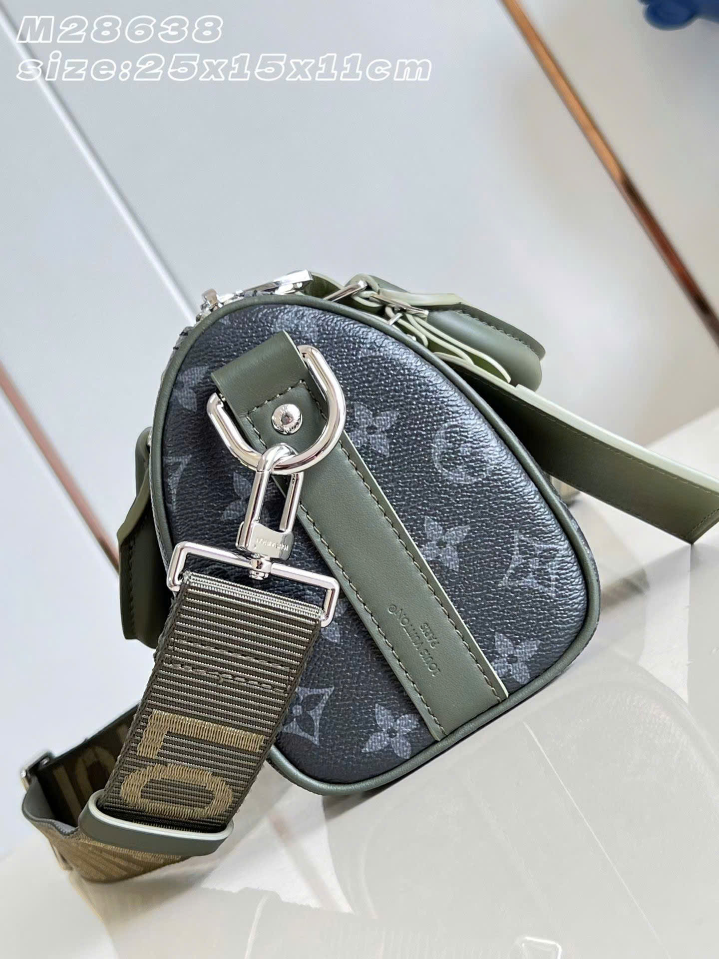 Louis Vuitton Keepall Bandoulière Monogram Eclipse Bag 25cm - Image 4