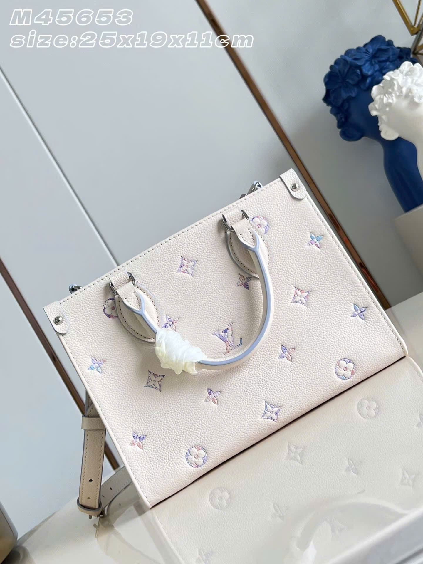 Louis Vuitton OnTheGo Monogram Tote Bag 25cm - Image 5
