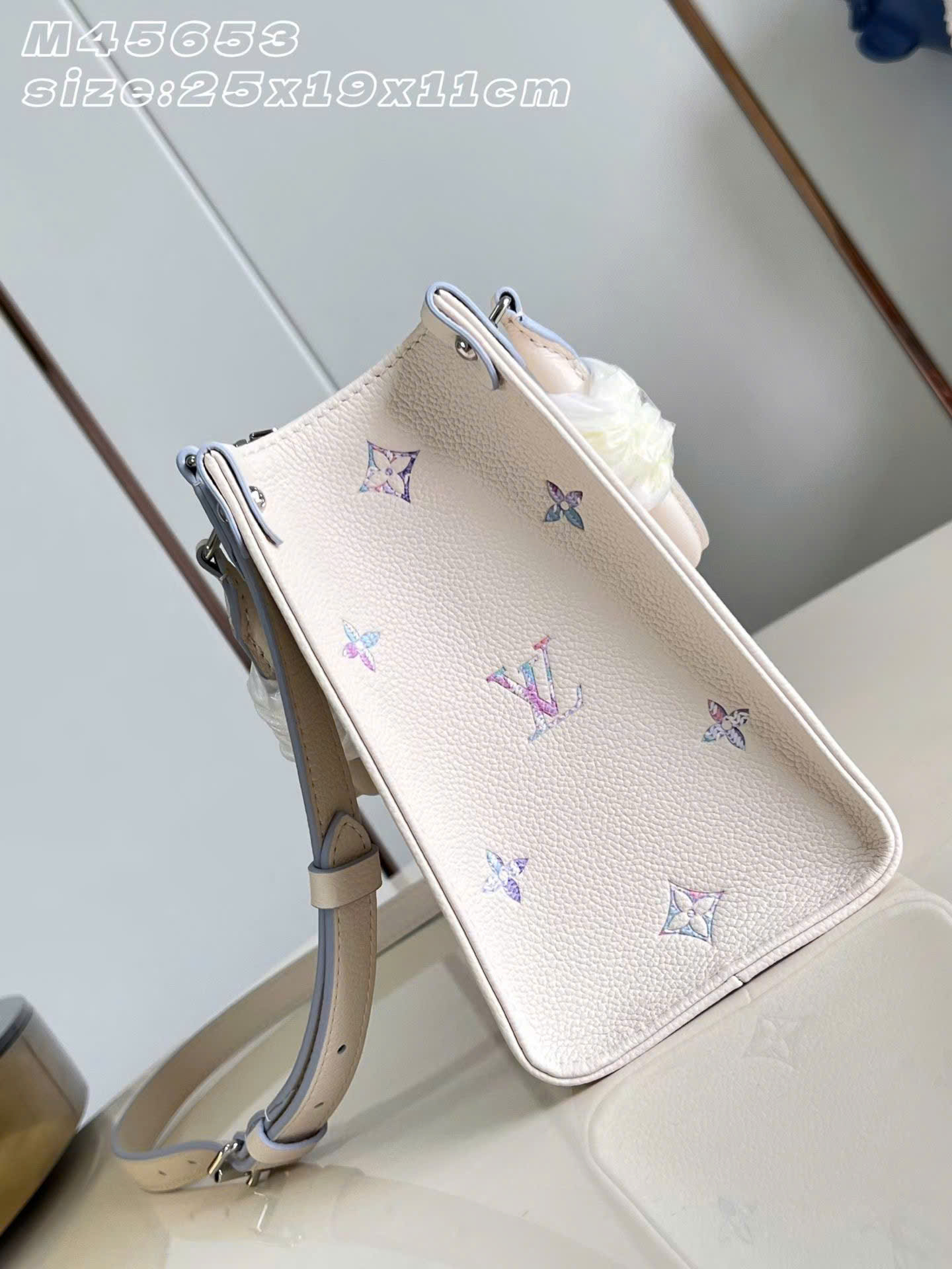 Louis Vuitton OnTheGo Monogram Tote Bag 25cm - Image 3