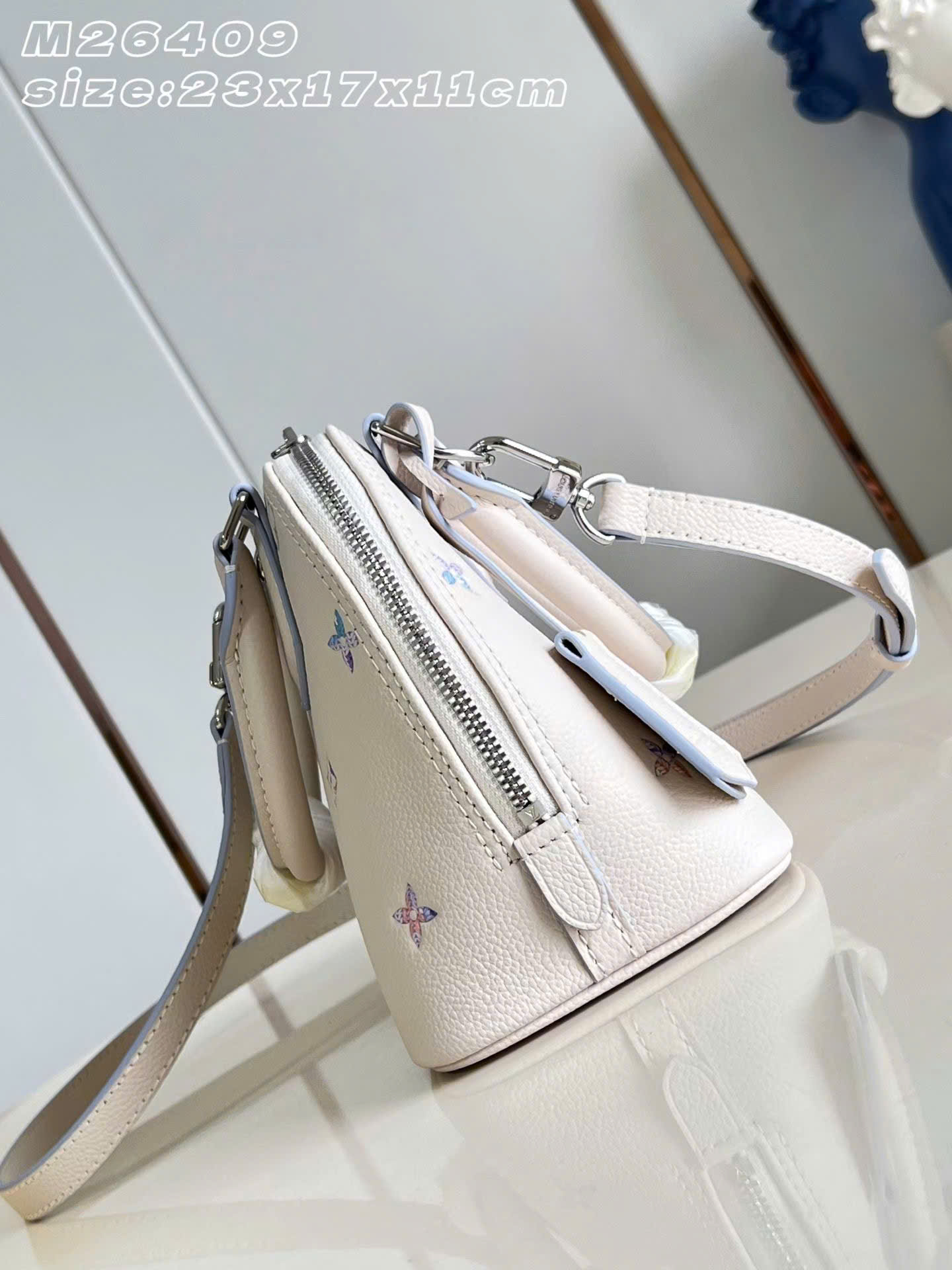 Louis Vuitton Alma Monogram Bag 23.5cm - Image 4